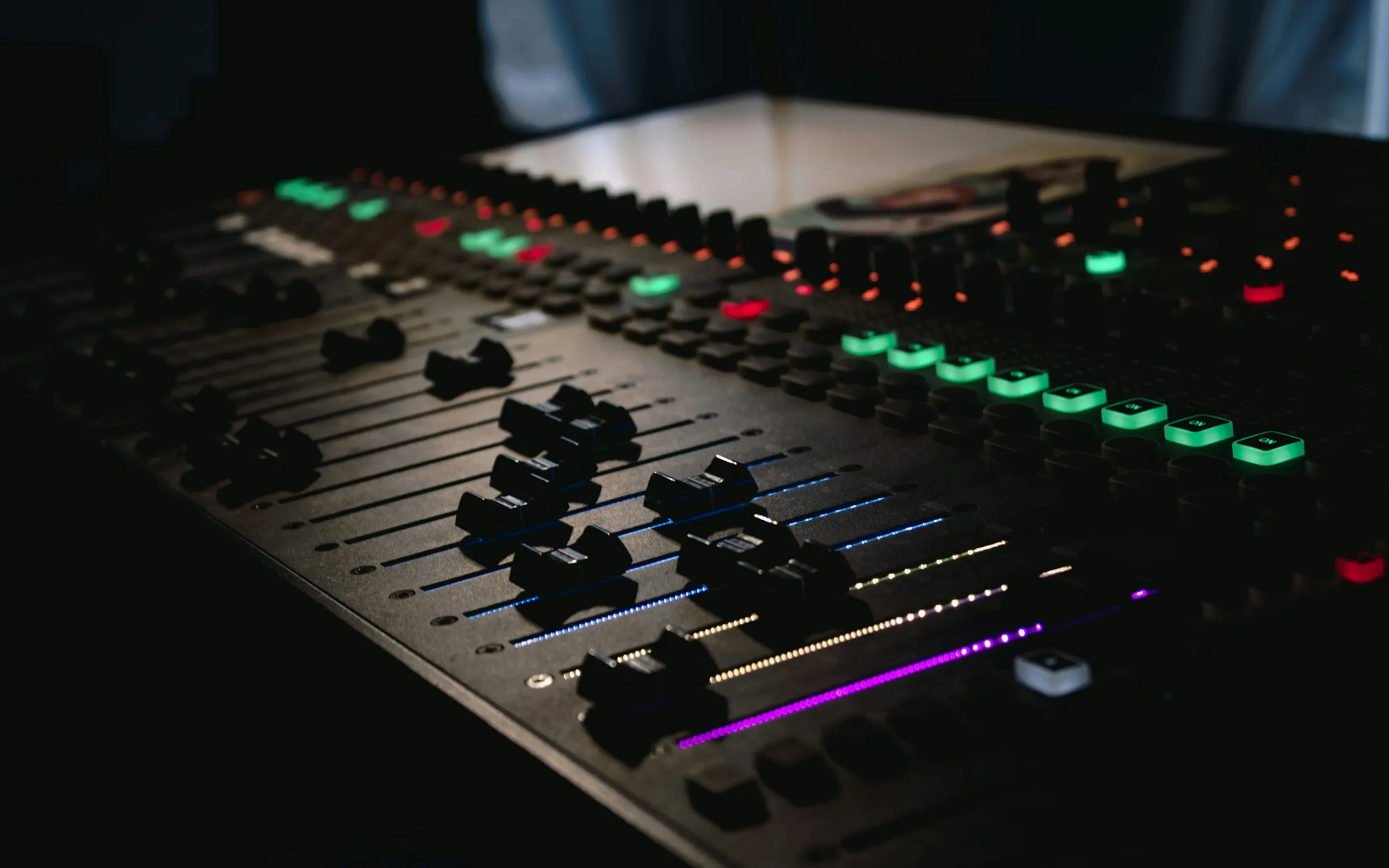 Mesa de mezclas de sonido iluminada